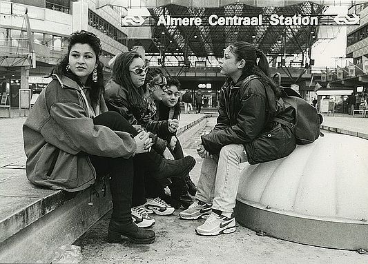 Zwart-wit foto station Almere Centrum. met als titel Hangplek voor de jeugd, Ton Kastermans, 1996 (20113).