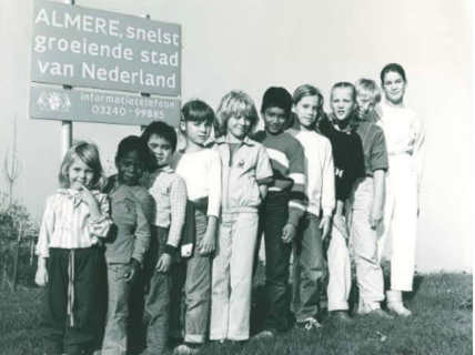 Rij van tien kinderen van klein naar groot, van basisschool de Bijenkorf uit Almere Haven. Foto van Gert Schutte, waarschijnlijk gemaakt in 1985. 