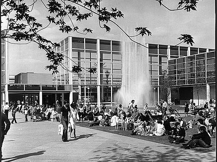 Zwart-wit foto uit new town Milton Keynes bron Living Archive 