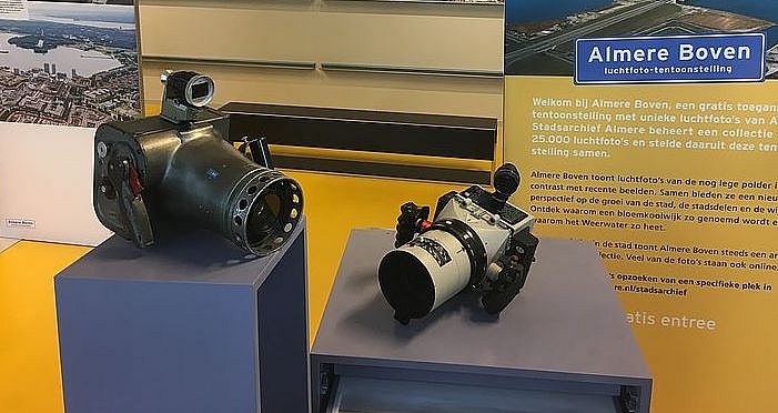 Foto van twee oude camera's die werden gebruikt voor het maken van luchtfoto's. Bruikleen van Dick Sellenraad van het bedrijf Aeroview