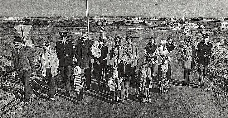 zwart wit foto met alle Bivakbewoners in Almere in 1975