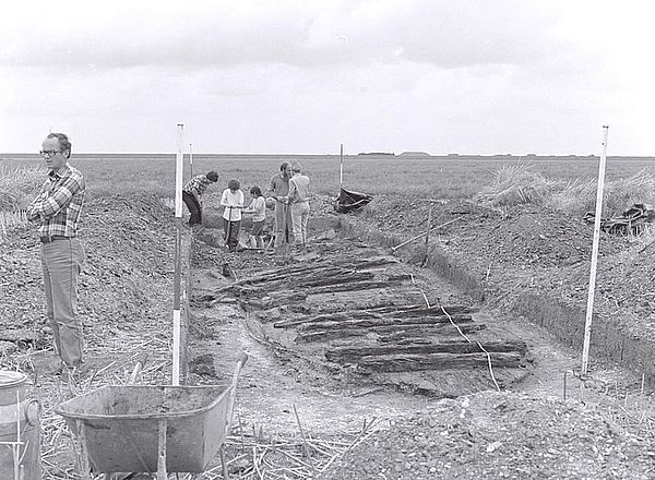 zwart-wit foto van archeologische opgraving bij een oud schip in Flevoland, foto van Jos Jongerius uit 1980