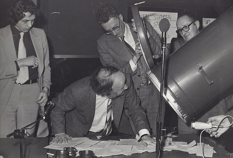 zwart wit foto van eerste verkiezingen in almere in 1977