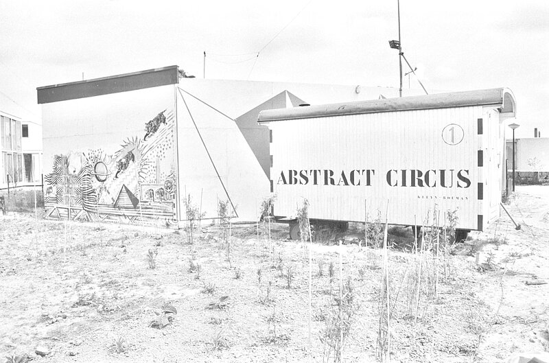 zwart wit foto van het Abstract Circus, een van de winnende ontwerpen voor De Fantasie. Foto Jos Jongerius, collectie Stadsarchief Almere