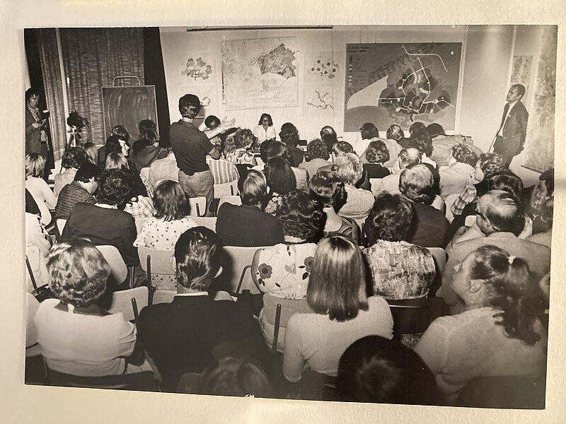Voorlichtingsbijeenkomst over Almere juni 1974, foto Jaap Potuyt, privécollectie Hanni van Maarschalkerwaart-Holtkamp