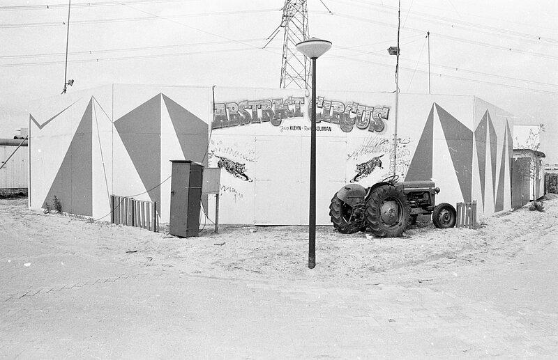zwart wit foto van de ingang van Abstract Circus