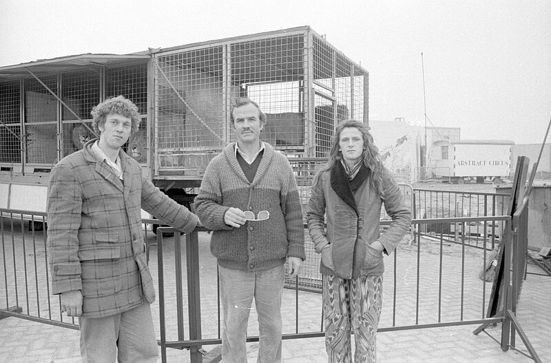 zwart wit foto van Jaap Kleyn, dompteur Henk Luyckx en Ruth Bouman bij Abstract Circus