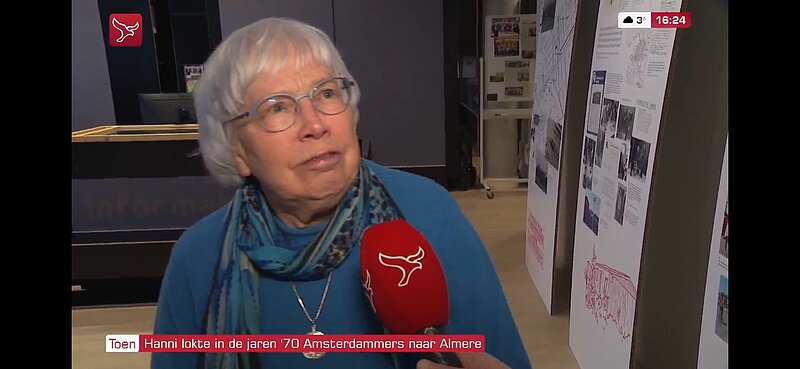 Still van uitzending Omroep Flevoland met Hanni van Maarschalkerwaart-Holtkamp