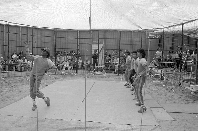 zwart wit foto van Almeerse breakdance groep The Nasty Dancers