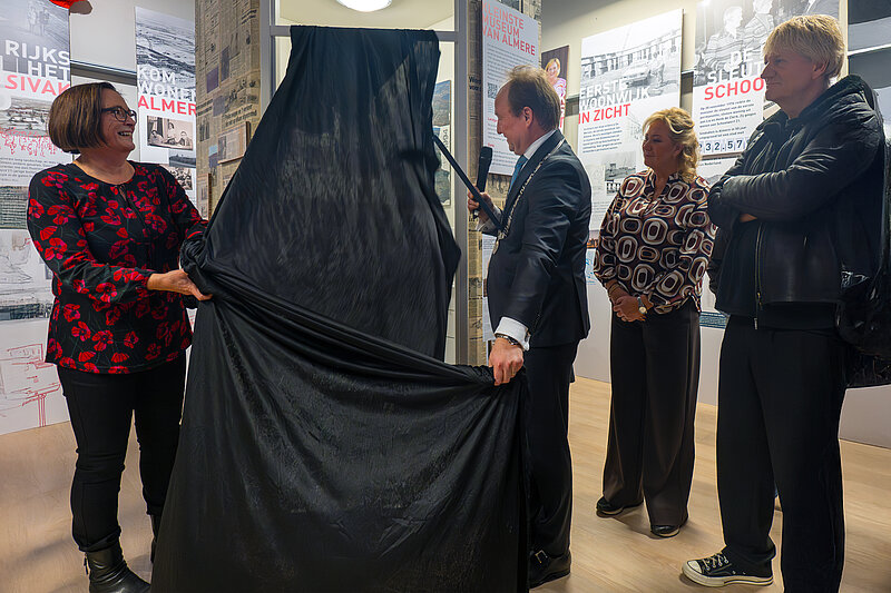 Onthulling Kleinste Museum van Almere door burgemeester Hein van der Loo, foto Geert van der Wijk