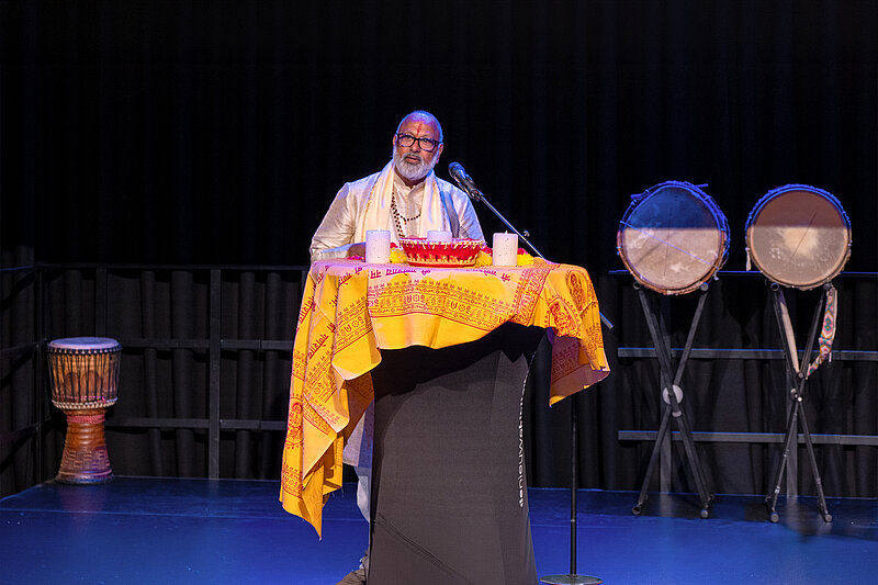 Diya ritueel bij de opening van Thuis in Almere