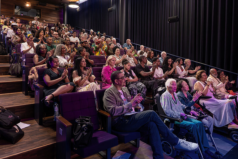 Publiek tijdens opening Thuis in Almere
