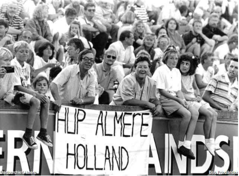Foto van de vriendschapspelen in Aalborg in 1991 met spandoek 'Hup Almere Holland', foto Bob Friedländer, verschenen in De Almare