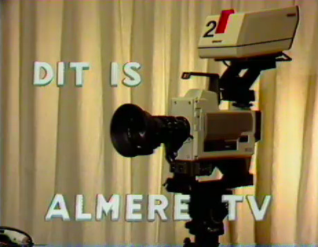 Startbeeld met camera in beeld en tekst 'Dit is Almere TV'