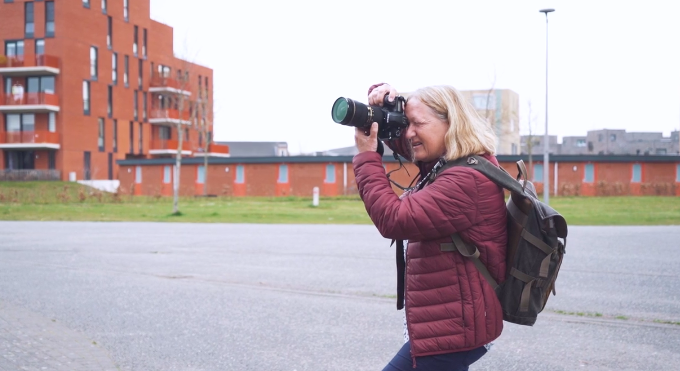 Kleurenfoto van Anja de Graaff uit de video over haar werk, april 2022 Stadsarchief Almere