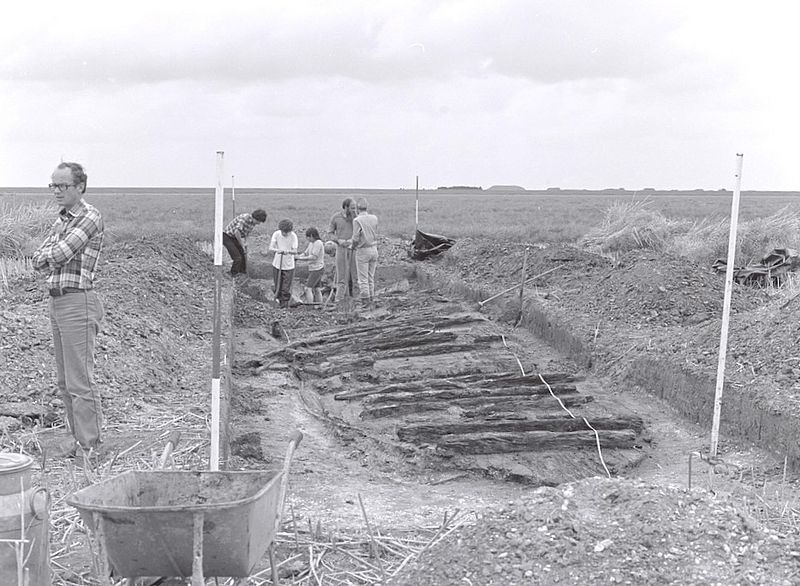 Zwart-wit foto van een de opgraving van een 18e eeuwse praam in Almere Pampus, foto Jos Jongerius 1980, collectie Stadsarchief Almere