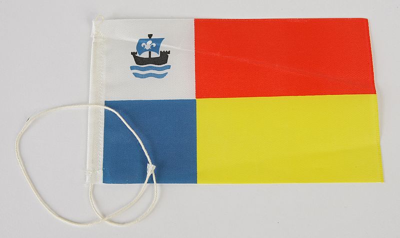 Kleurenfoto van de vlag van Almere