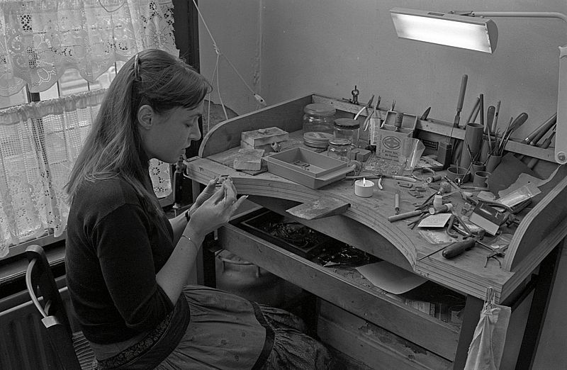 zwart-wit foto van het atelier van edelsmid Dorien van Loggem tijdens het vervaardigen van de ambtsketen in 1980