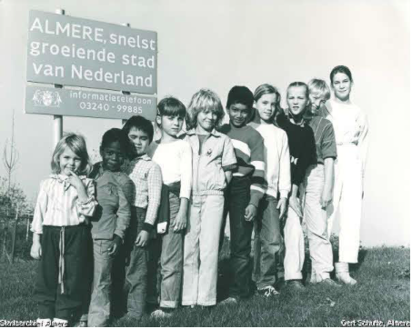 Rij van tien kinderen van klein naar groot, van basisschool de Bijenkorf uit Almere Haven. Foto van Gert Schutte, waarschijnlijk gemaakt in 1985. 