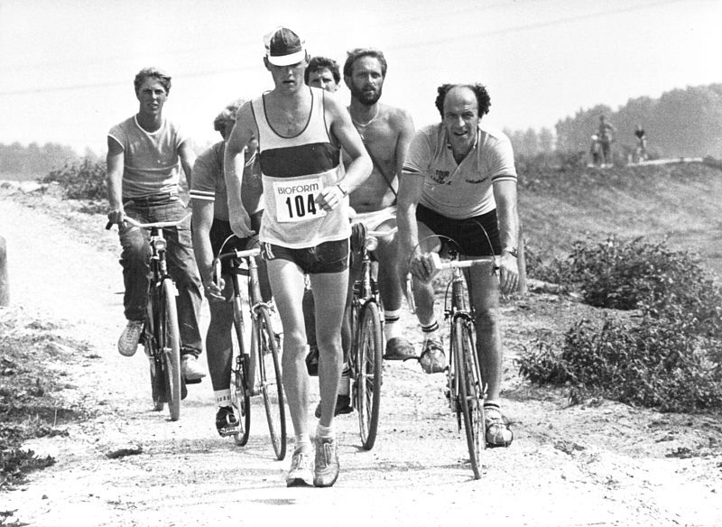 Axel Koenders bij het loopgedeelte tijdens de Holland triatlon van 1983. Foto Jos Jongerius
