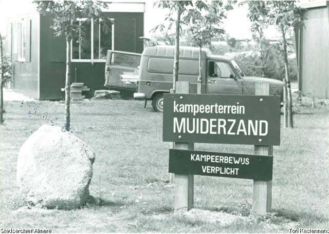Kampeerterrein Muiderzand, oude zwart-witfoto van Ton Kastermans uit het archief van stadsarchief Almere