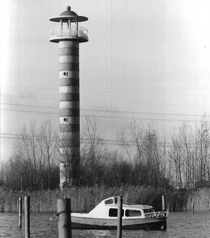 Zwart-wit foto van de Utopia toren gemaakt door Peter van der Meulen uit 1999, collectie Stadsarchief Almere