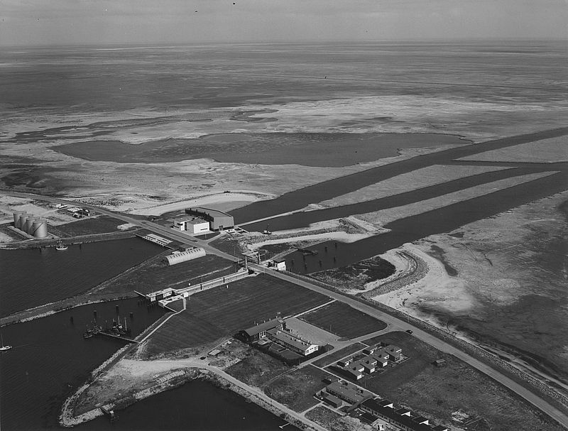 Foto van de drooggevallen Zuidelijke IJsselmeerpolder, foto Bart Hofmeester/Aerocamera 1968