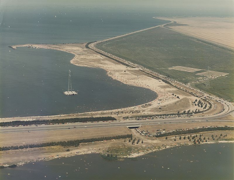 Strand Almere Poort 1975 © Bart Hofmeester / AeroCamera
